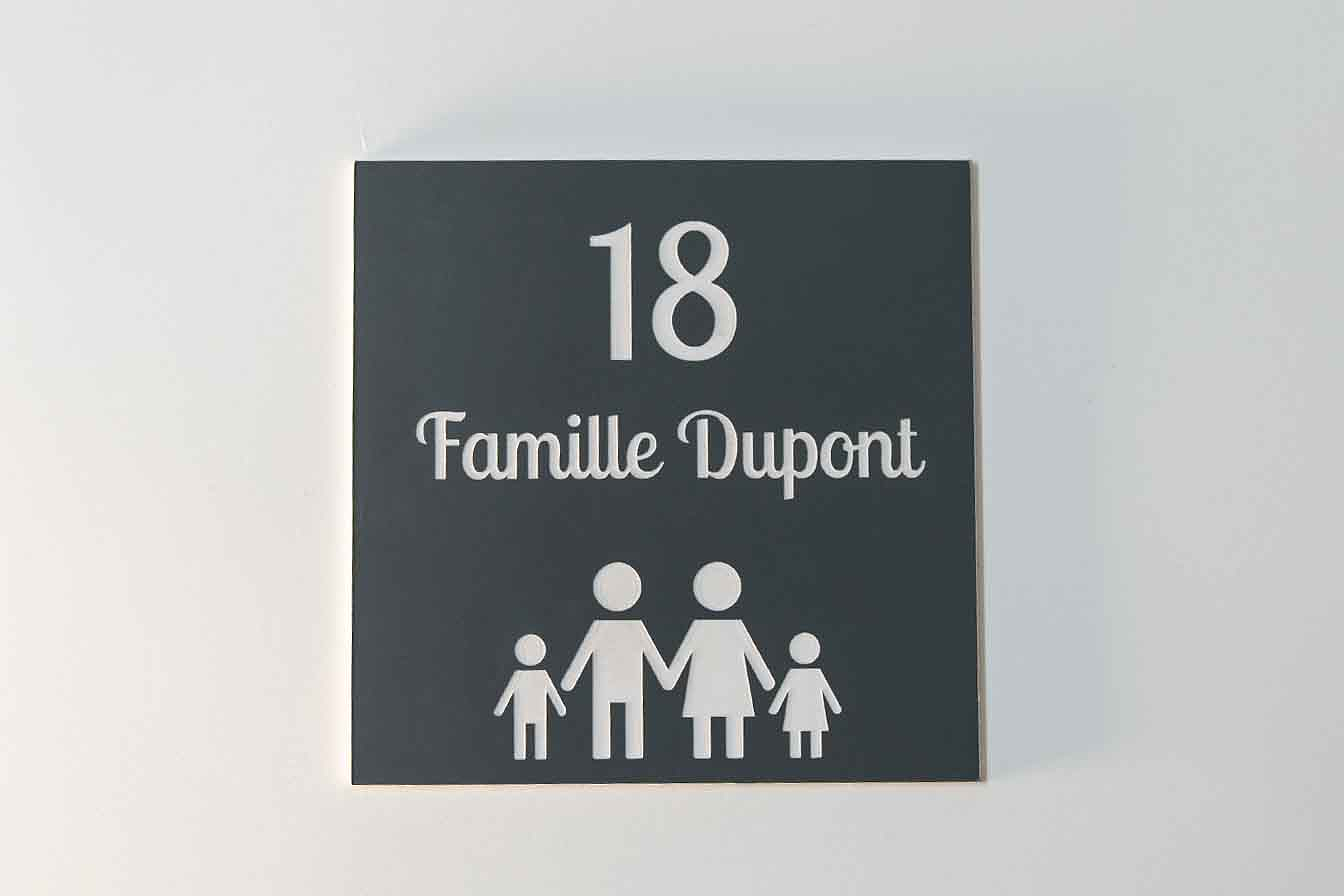Plaque Numéro Maison Personnalisable 12x8 Cm – Noir Écriture Blanche – Autocollant Double Face – Fabrication Française