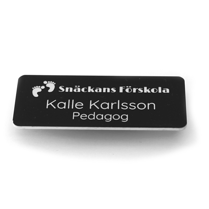 Namnskylt logga - Egen design - Graverad plast - 70x30 mm - skyltmax.se