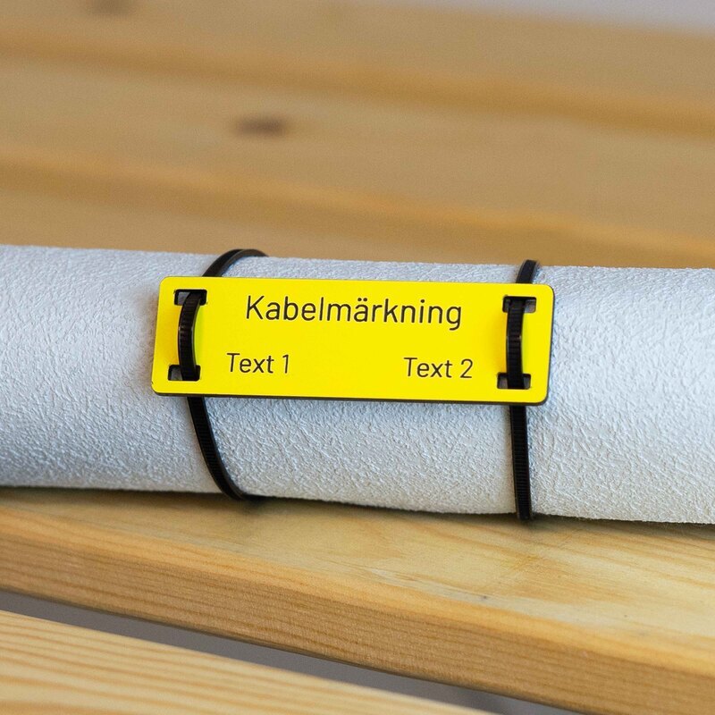 Märkskylt i plast - Egen design - 60x18 mm - Skyltmax.se