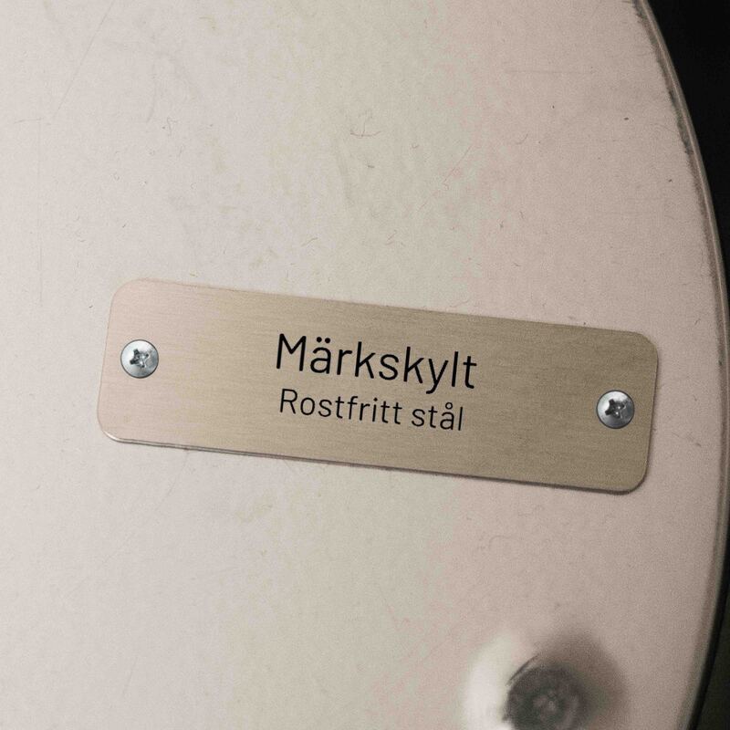 Märkskylt rostfritt stål - Gravyr - Designa själv - 60x18 mm - Skyltmax.se