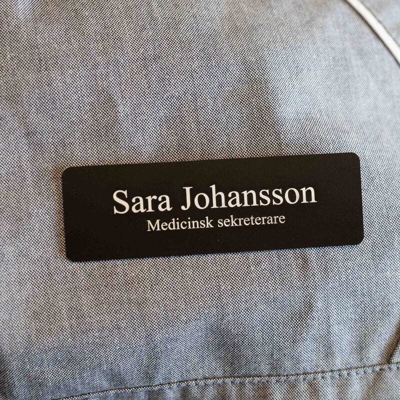 Namnskylt lasergravyr - Aluminium - Egen design - 80x25 mm - Vit/blå - skyltmax.se