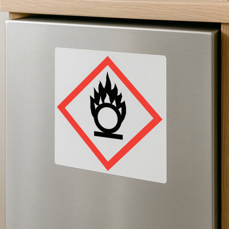 Dekal med farosymbol GHS03 Oxiderande – 74x74 mm – enligt CLP-föreskrifter – Skyltmax.se