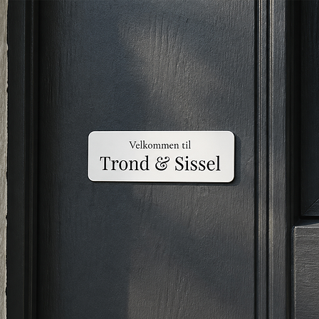 Hvitt plastskilt gravering med svart tekst