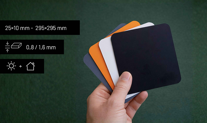 Kunststoffschilder mit Produktinformationen zu Material, Haltbarkeit und Anwendungsbereich