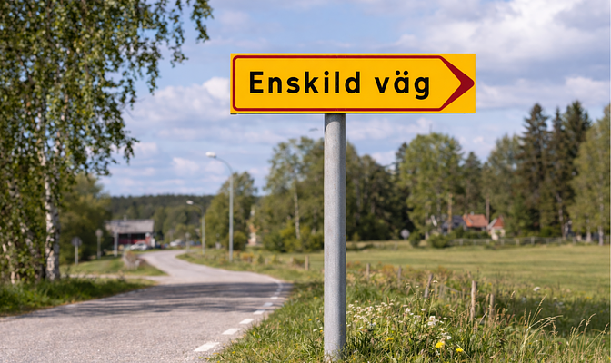 Vägvisare i gult med röd pil