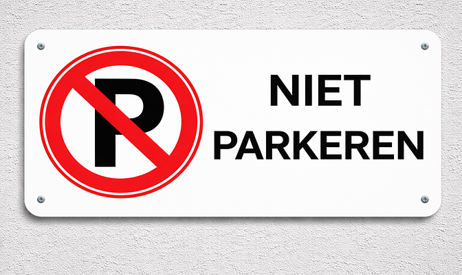 Niet parkeren parkeerbord met rood parkeerverbodsymbool gemonteerd op een gevel
