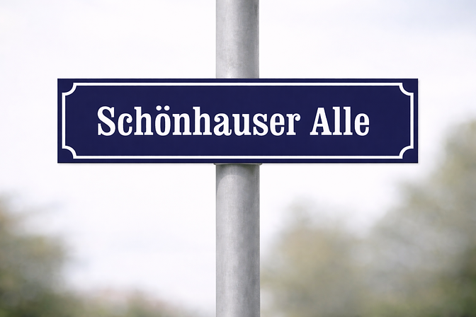 Straßenschilder in dunkelblau mit weißer Schrift, montiert mit Rohrschelle