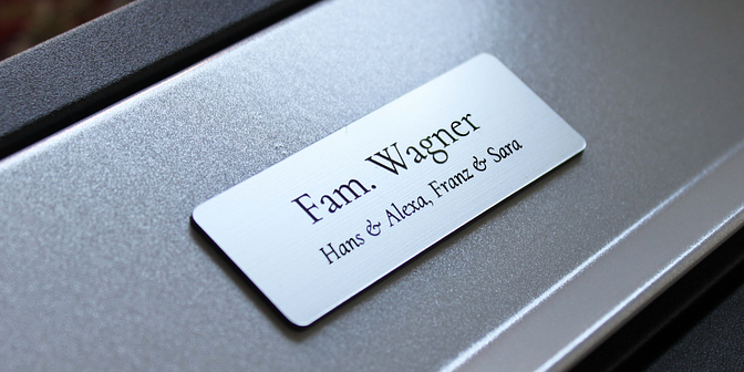 Briefkastenschild aus graviertem Kunststoff mit Text „Fam. Wagner“