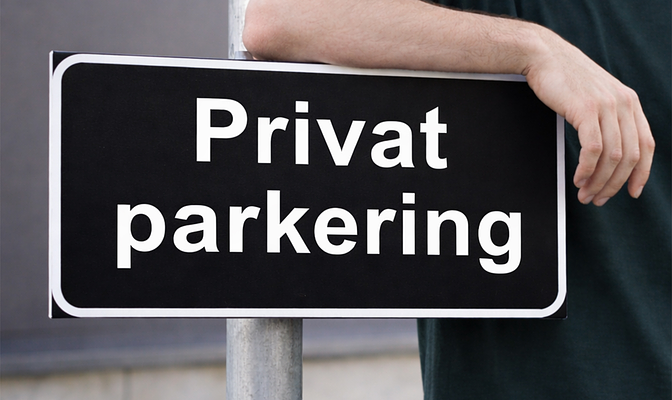 Parkeringsskilt med teksten 'Privat parkering'
