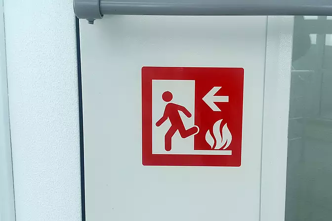 Röd utrymningsskylt brand
