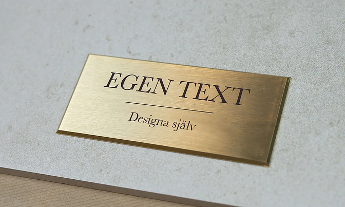 Dörrskylt i mässing med egen text