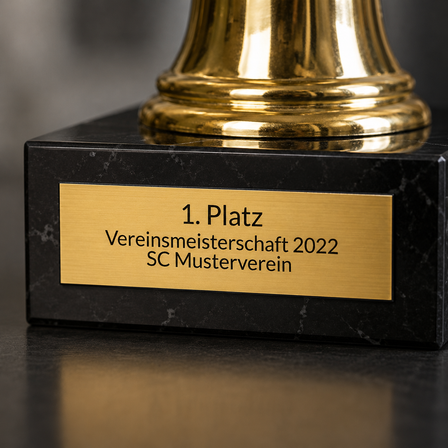 Goldfarbenes Pokalschild mit Gravur