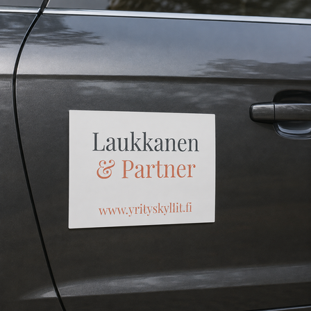 Valkoinen magneettikyltti tekstillä ”Laukkanen & Partner” ja verkkosivuston osoitteella, kiinnitettynä tummanharmaan auton oveen.