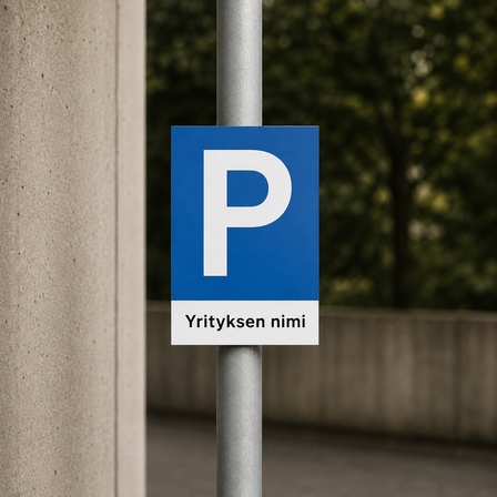 Painettu alumiininen pysäköintikyltti, jossa on valkoinen P-tunnus ja teksti ”Yrityksen nimi”, kiinnitettynä metallipylvääseen ulkona.