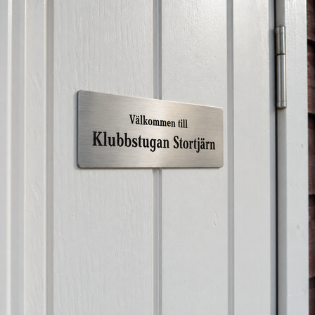 Föreningsskylt till klubbstuga i rostfritt stål