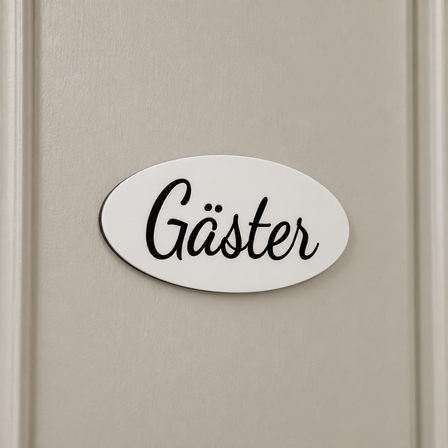 Graverad plastskylt med order "Gäster"