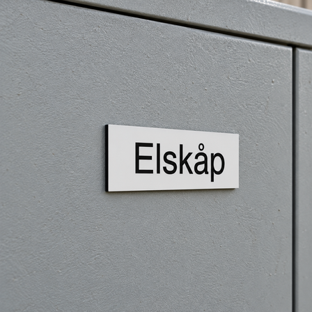 Skylt i graverad plast på elskåp