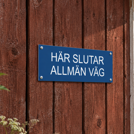 Utomhusskylt monterad på husvägg